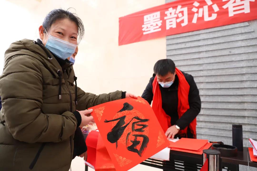 【翰墨迎春】宿遷市書法家協會書法家走進市鐘吾醫(yī)院寫春聯、送祝福(圖4) 【翰墨迎春】宿遷市書法家協會書法家走進市鐘吾醫(yī)院寫春聯、送祝福(圖4)