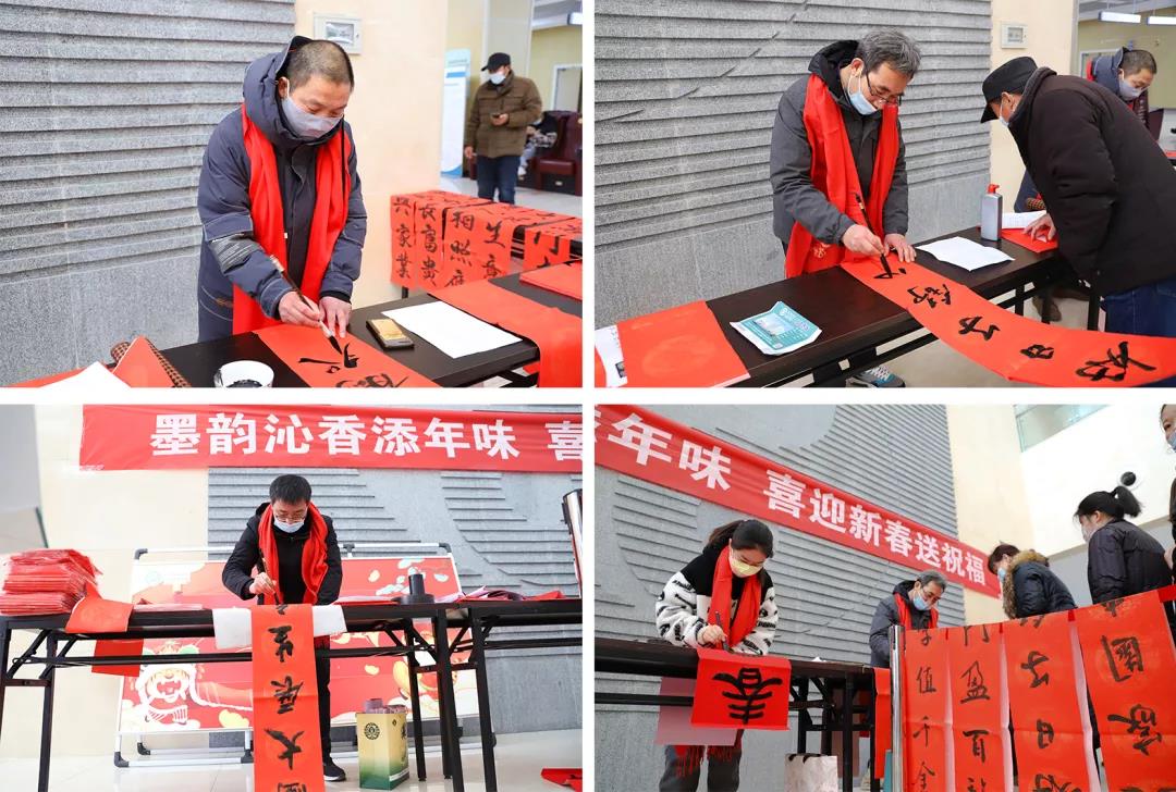 【翰墨迎春】宿遷市書法家協會書法家走進市鐘吾醫(yī)院寫春聯、送祝福(圖2) 【翰墨迎春】宿遷市書法家協會書法家走進市鐘吾醫(yī)院寫春聯、送祝福(圖2)